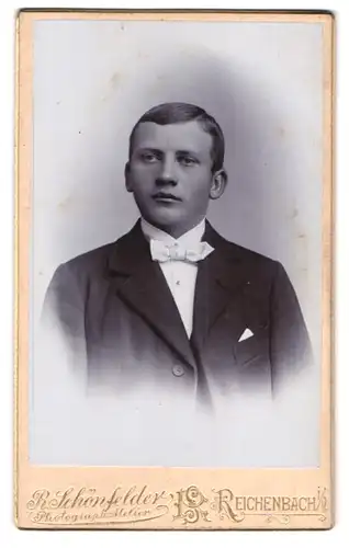Fotografie R. Schönfelder, Reichenbach i. V., Zwickauerstr. 42, Junger eleganter Mann in Anzug mit Fliege