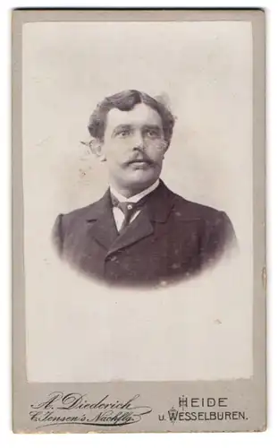 Fotografie A. Diederich, Heide, Mann in Anzug mit Krawatte und Schnäuzer