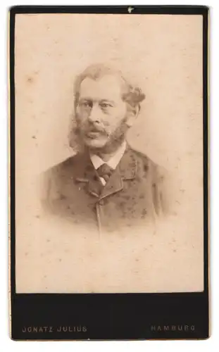 Fotografie Ignatz Julius, Hamburg, Grosse Bleichen 31, Älterer Mann mit Vollbart und Krawatte