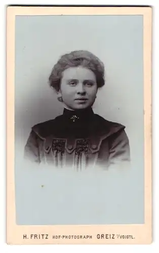 Fotografie H. Fritz, Greiz i. Voigtl., Weststrasse 6, Junge hübsche Frau in elegantem Kleid