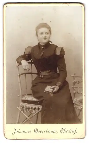 Fotografie Johannes Doerrbaum, Ohrdruf, Junge Frau in elegantem Kleid sitzt auf einem Stuhl