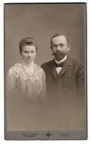 Fotografie Willy Dose, Bremen, Wall 117, Junges elegant gekleidetes Paar