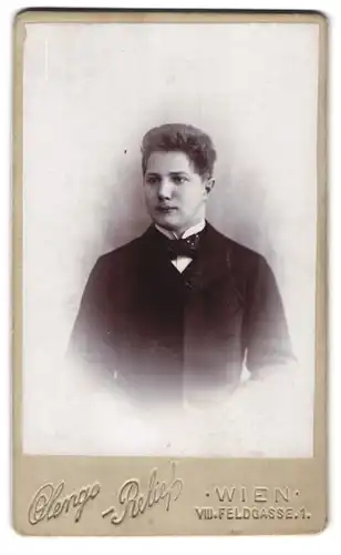 Fotografie Alengo Reliess, Wien, Feldgasse 1, Junger adrett gekleideter Mann mit Schnurrbart