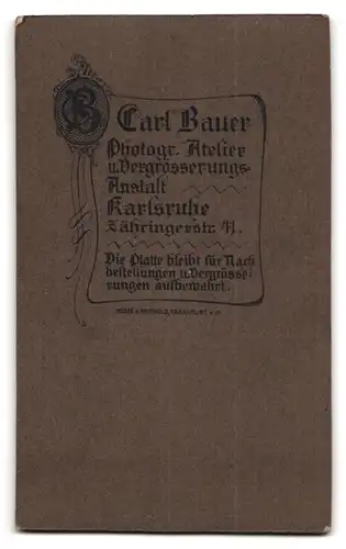 Fotografie Carl Bauer, Karlsruhe, Zähringerstr. 41, Kleinkind in schöner Kleidung auf Bank