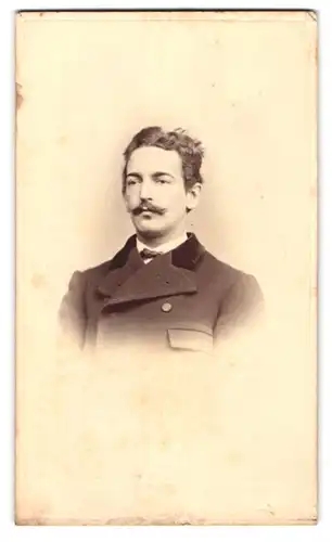 Fotografie W. Champès, Hamburg, Bergstrasse 14, Junger Mann in Knopfjacke mit Moustache