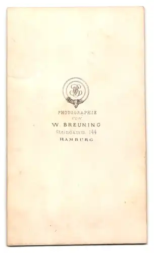 Fotografie W. Breuning, Hamburg, Steindamm 144, Kleinkind in weisser Kleidung auf Stuhl liegend