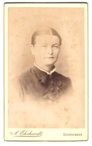 Fotografie A. Ehrhardt, Schönebeck, Salzer-Str. 24, Hübsche Frau in elegantem Kleid und Perlenkette