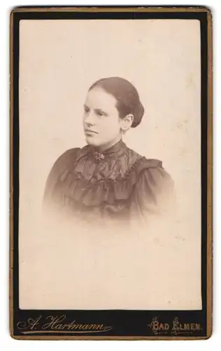 Fotografie A. Hartmann, Bad Elmen, Junge hübsche Frau im schwarzen Kleid