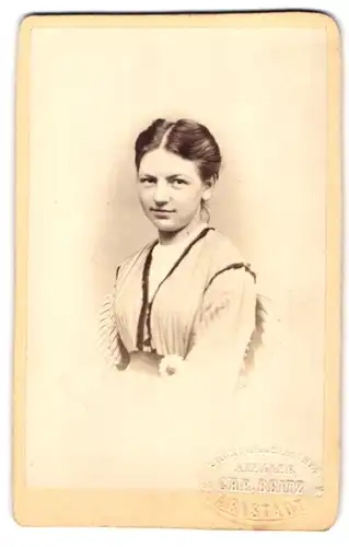 Fotografie Chr. Beitz, Arnstadt, Junges Mädchen mit Mittelscheitel in schönem Kleid