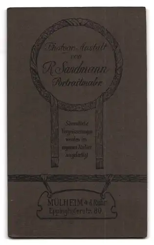 Fotografie R. Sandmann, Mülheim a. d. R., Eppinghoferstr. 80, Mann in Anzug mit Fliege und Schurrbart