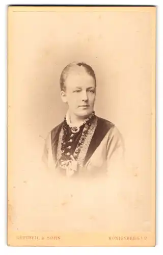 Fotografie Gottheil & Sohn, Königsberg i. P., Münzstrasse 6, Junge hübsche Frau mit eleganter Frisur und schönem Kleid