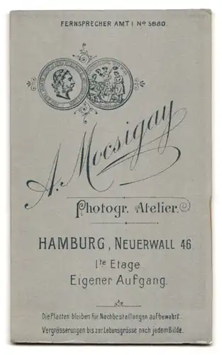 Fotografie A. Mocsigay, Hamburg, Neuerwall 46, Junges Mädchen in weissem Kleid an Stuhl gelehnt