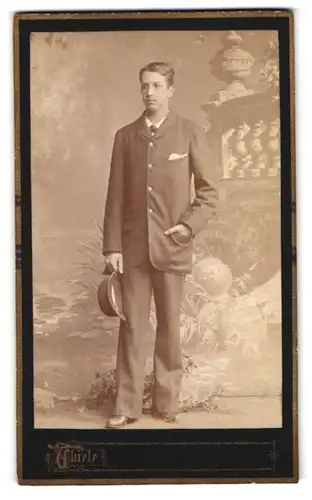 Fotografie Hugo Thiele, Frankfurt a. M., Kaiserstrasse 29, Junger elegant gekleideter Mann mit Melonenhut in der Hand