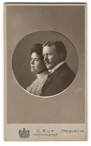 Fotografie C. Ruf, Freiburg i. B., Kaiserstrasse 5, Portrait eines jungen und eleganten Paares