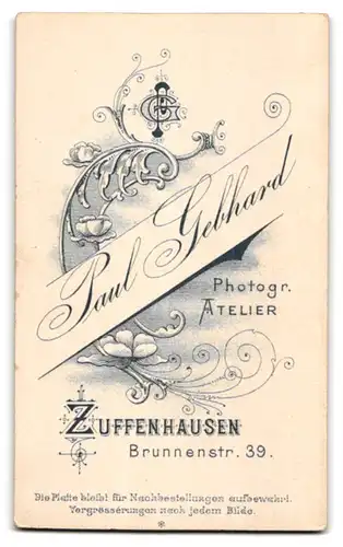 Fotografie Paul Gebhard, Zuffenhausen, Brunnenstrasse 39, Junger eleganter Mann mit Schnurrbart steht am Tisch