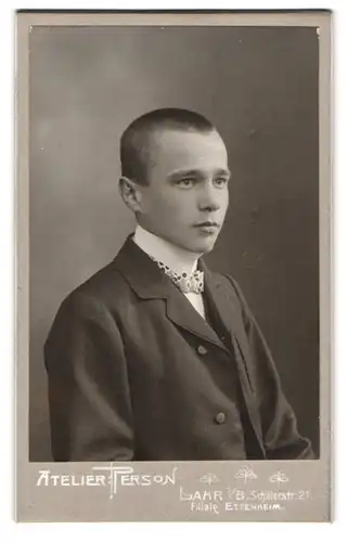Fotografie Person, Lahr i. B., Schillerstr. 21, Junge im Anzug mit Kurzhaarschnitt