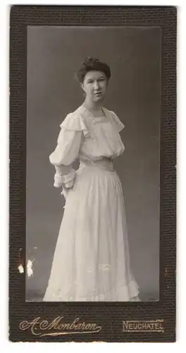 Fotografie A. Monbaron, Neuchatel, Junge hübsche Frau in elegantem weissen Kleid