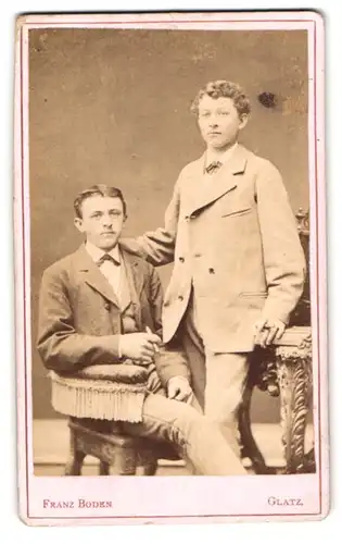 Fotografie Franz Boden, Glatz, Zwei junge elegante Männer mit Zigarre