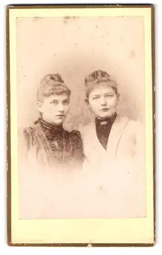 Fotografie A. Herbst, Pyrmont, Brunnenstrasse 36, Zwei junge elegante Frauen