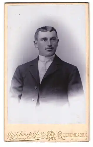 Fotografie R. Schönfelder, Reichenbach i. V., Zwickauerstr. 42, Junger eleganter Mann mit Schnurrbart
