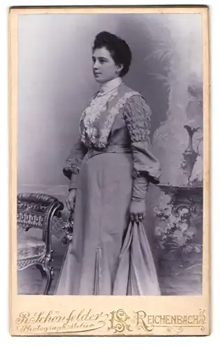 Fotografie R. Schönfelder, Reichenbach i. V., Zwickauerstr. 42, Junge hübsche Frau in elegantem Kleid