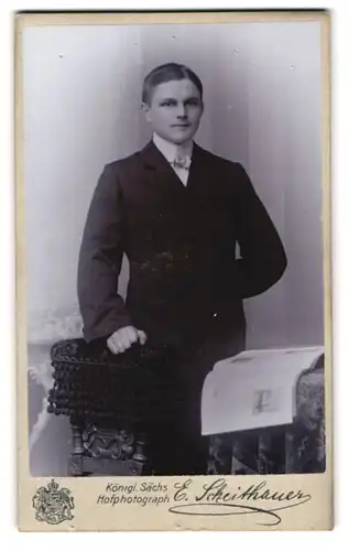 Fotografie E. Scheithauer, Zwickau i. S., Plauensche Str. 20, Junger eleganter Mann an Stuhl gelehnt