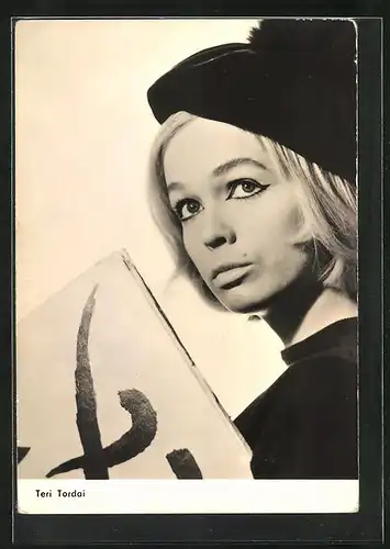 AK Schauspielerin Teri Torday mit Mütze