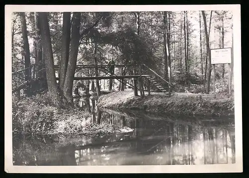Fotografie unbekannter Fotograf, Ansicht Spreewald, Holzbrücke über einen idyllischen Nebenarm der Spree
