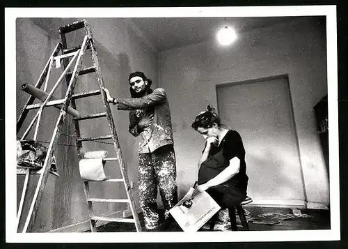 Fotografie Schauspielerin Katrin Klein und der Pantomime Hans-Otto Reintsch beim Renovieren ihrer Wohnung