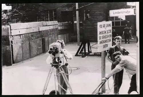 Archiv-Fotografie unbekannter Fotograf, Ansicht Berlin, Lindenstrasse, Kamerateam des SFB filmt an der Berliner Mauer