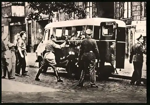 Archiv-Fotografie unbekannter Fotograf, Ansicht Berlin, Bernauer Strasse, Berliner Polizei schiesst auf DDR Grenzposten