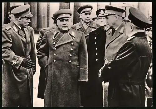 Archiv-Fotografie unbekannter Fotograf, Ansicht Berlin, Marschall Malinowski & General Hoffmann am Brandenburger Tor