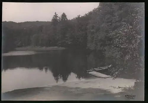 Fotografie F. Fischer, idyllischer Waldsee mit Steg und Ruderboot, Foto rechts unten signiert: F. Fischer 1922