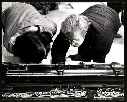 Fotografie LGB Modelleisenbahn - Gartenbahn, Modell-Lokomotive wird begutachtet