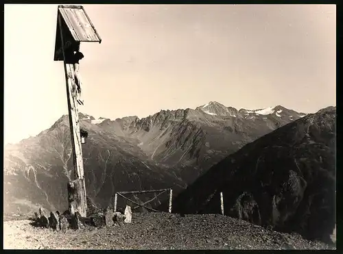 Fotografie unbekannter Fotograf, Ansicht Trafoi, Gipfelkreuz auf einem Berggipfel
