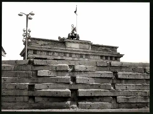 Archiv-Fotografie unbekannter Fotograf, Ansicht Berlin, Brandenburger Tor & 1. Version der Berliner Mauer, Zonengrenze