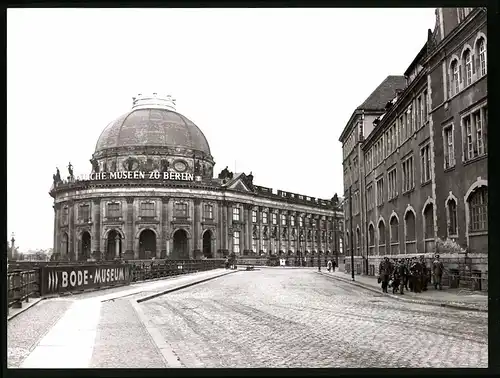 Archiv-Fotografie unbekannter Fotograf, Ansicht Berlin, Bodemuseum & Kaserne der Volkspolizei am Kupfergraben