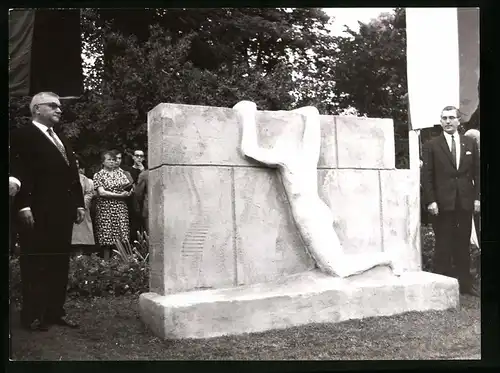 Archiv-Fotografie unbekannter Fotograf, Ansicht Berlin-Steglitz, Plastik Leid an der Mauer vor der Matthäuskirche