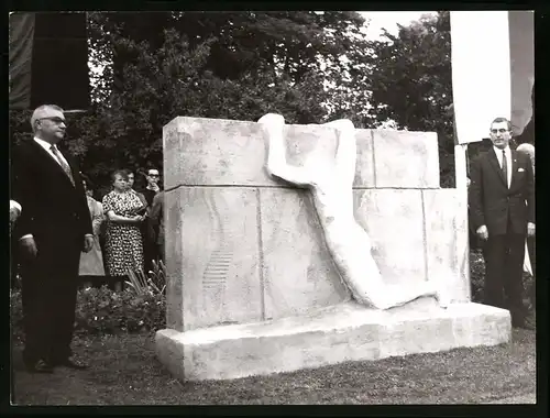 Archiv-Fotografie unbekannter Fotograf, Ansicht Berlin-Steglitz, Plastik Leid an der Mauer vor der Matthäuskirche