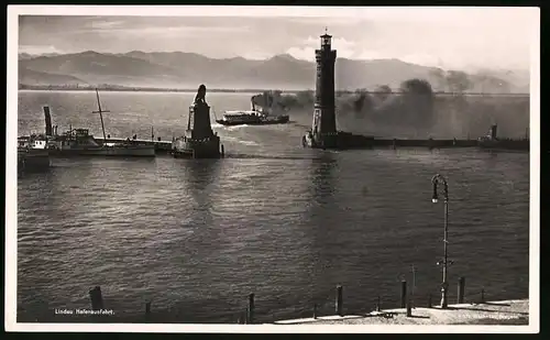 Fotografie Risch-Lau, Bregenz, Ansicht Lindau / Bodensee, Hafen mit Dampfer, Leuchtturm & Löwen-Statue, 29 x 17cm