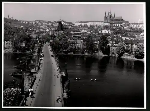 Fotografie unbekannter Fotograf, Ansicht Prag, Blick über die Stadt zum Veitsdom