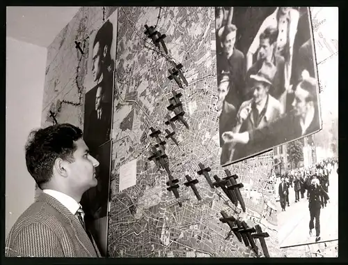 Archiv-Fotografie unbekannter Fotograf, Ansicht Berlin, Bernauer Strasse, Landkarte mit Kreuzen der Mauertoten markiert