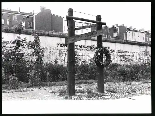 Fotografie Röhnert, Berlin, Ansicht Berlin, Zonengrenze - Berliner Mauer mit Gedenkstelle für Ida Siekmann