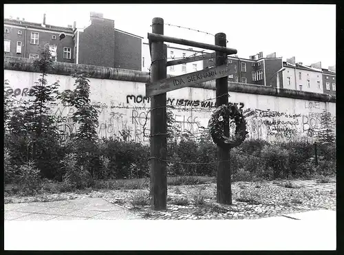 Fotografie Röhnert, Berlin, Ansicht Berlin, Berliner Mauer, Zonengrenze, Gedenkstelle für die Mauertote Ida Siekmann