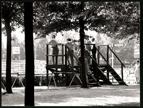 Archiv-Fotografie unbekannter Fotograf, Ansicht Berlin, Zonengrenze-Berliner Mauer, Aussichtsplattform bei Friedensallee