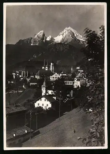 Fotografie unbekannter Fotograf, Ansicht Berchtesgaden, Ortsansicht mit Bergmassiv