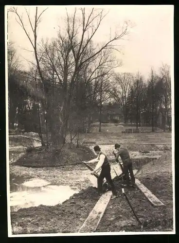 2 Fotografien Garten - und Landschaftsbau, Teichbau, Landschaftsgärtner legen einen grossen Teich an