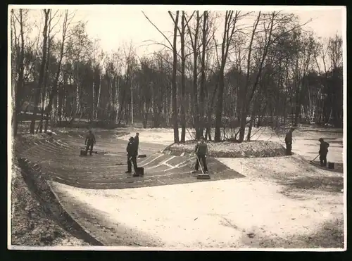 2 Fotografien Garten - und Landschaftsbau, Teichbau, Landschaftsgärtner legen einen grossen Teich an