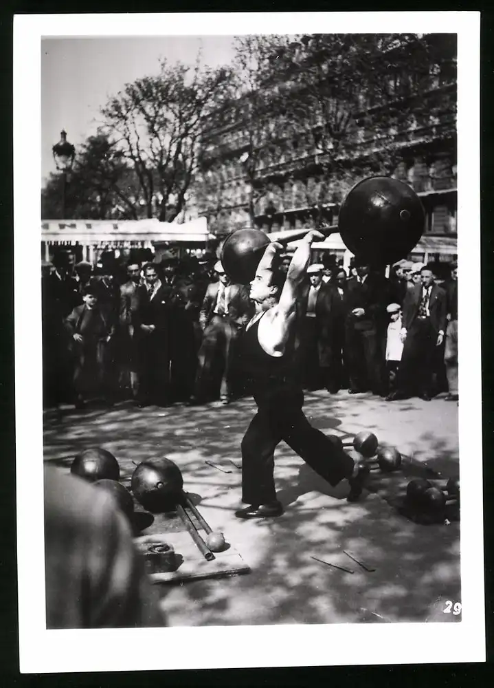 33 Fotografien unbekannter Fotograf, Ansicht Paris, Strassen-Café, Strassenkünstler Gewichtheber, Marktszene, Bahnhof Nord 0
