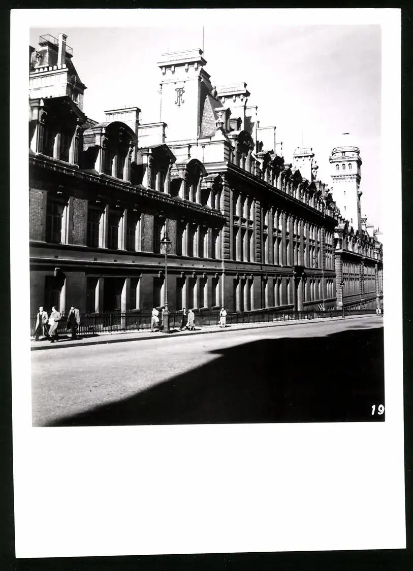 33 Fotografien unbekannter Fotograf, Ansicht Paris, Strassen-Café, Strassenkünstler Gewichtheber, Marktszene, Bahnhof Nord 12
